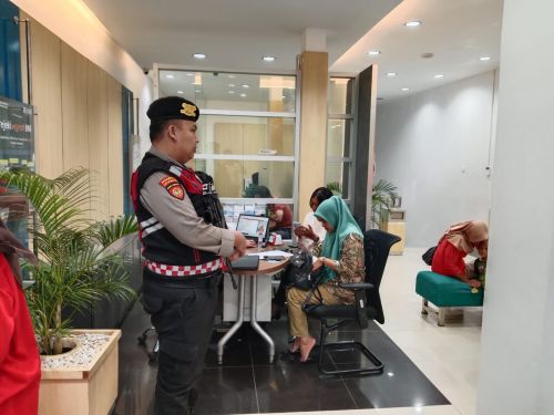 Cegah terjadinya kejahatan di kantor bank BNI sat samapta polres pesisir barat melaksanakan PAM