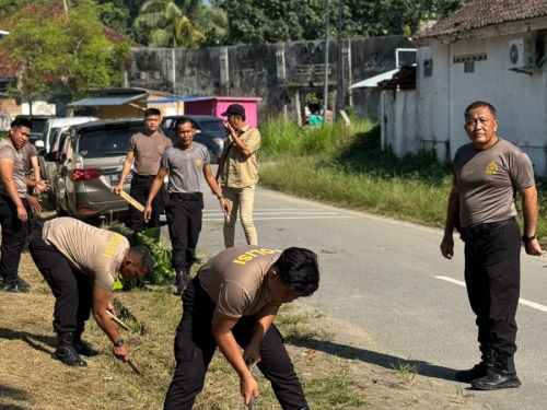 Peringati Hari Bersih Sedunia, Polres Pesisir Barat Gelar Gotong Royong di Mako