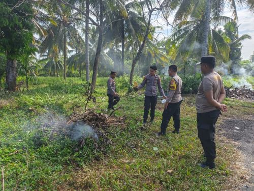 Polsek Bengkunat Gelar Gotong Royong, Bersihkan Halaman Mako
