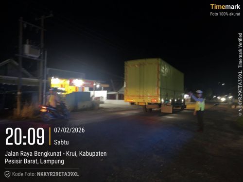 Antisipasi Kejahatan Malam Hari, Sat Lantas Polres Pesisir Barat Laksanakan Patroli Blue Light