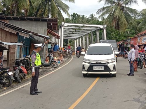 Hadir di tengah masyarakat Polsek pesisir utara berikan rasa aman lewat pengamanan lalu lintas