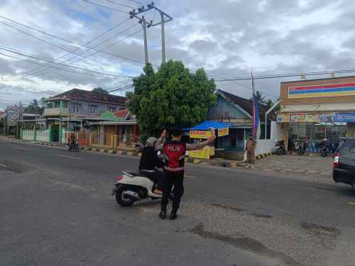 Pelayanan Pagi untuk Masyarakat, Sat Samapta Polres Pesisir Barat Atur Arus Lalu Lintas