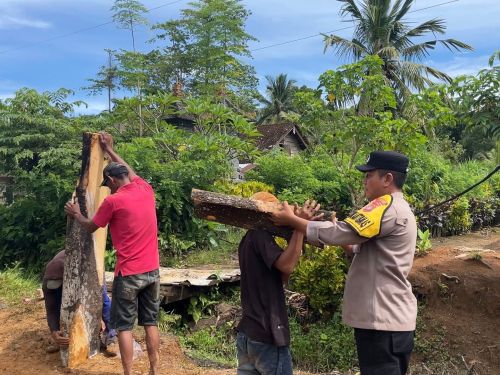 PERSONEL POSPOL MARGA BELIMBING LAKSANAKAN GOTONG ROYONG PERBAIKAN JALAN PENGHUBUNG ANTAR PEKON