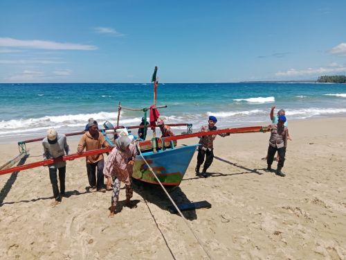 Sat Polairud Polres Pesisir Barat Berikan Himbauan Keselamatan kepada Nelayan