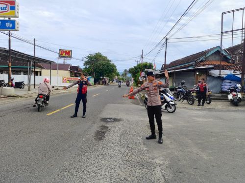 Wujudkan Lalu Lintas Lancar, Sat Samapta Polres Pesisir Barat Gelar Pengaturan di Sejumlah Titik